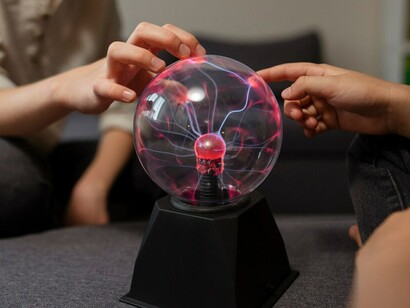 Una estrella es una bola brillante de plasma unida por un gran centro de gravedad. Para explicarlo a los niños de nivel elemental, es una bola brillante de gas ardiente que emite luz