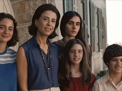 Cena do filme "Ainda estou aqui". Fiquei intrigada com o fato de que uma história densa e política tenha desencadeado minhas memórias afetivas mais próximas do coração 
