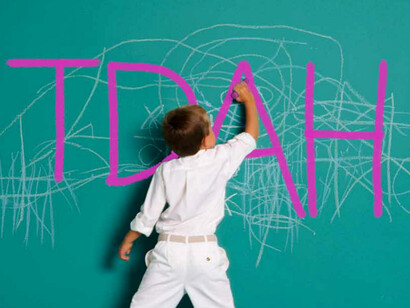 Un niño pintando en una pizarra