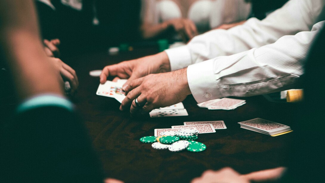 Dealer dá as cartas em jogo de poker. Se o blefe dará certo ou não, vai depender de uma série de variáveis que veremos daqui a pouco. Quando falamos da vida das pessoas, seria muito estranho trazer tudo para o campo da sorte, visto que, temos variáveis sociais complexas no meio do caminho e que podem fazer os meios justificarem, ou não, os fins. Por isso, vamos tentar ser mais lúdicos para que a comparação seja honesta intelectualmente com todos os personagens envolvidos