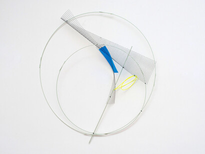 Alice Cattaneo, Untiled
2015, Tondini di vetroresina, fascette per cablaggio, rete di ferro, nylon, acetato, 110 x 120 x 35 cm, Courtesy Galleria Marie-Laure Fleisch e l’artista
