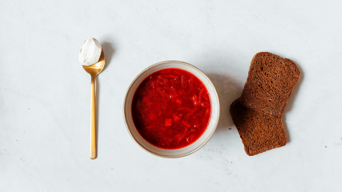 El borsch es un plato típico de origen ucraniano, caracterizado por su intenso tono rojizo