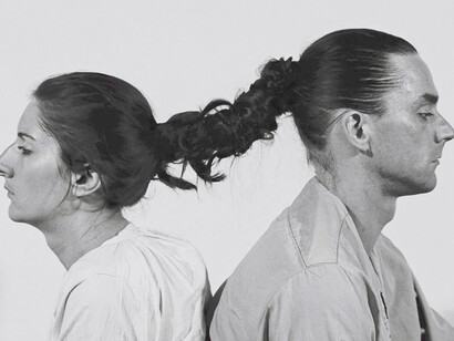 Performance In relation in time (1977) em que Marina Abramović e seu parceiro Ulay ficaram ligados pelos cabelos por 17 horas