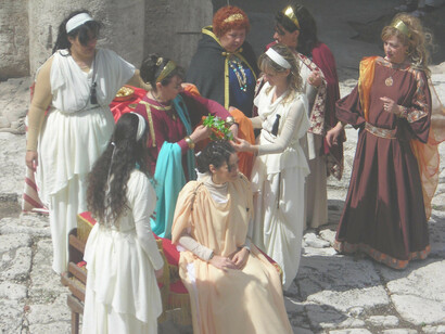 Matrimonio romano. In quest’ultimo la donna e i suoi beni restavano all’interno della famiglia d’origine e dopo aver avuto il consenso dei rispettivi patres familias, marito e moglie andavano a coabitare