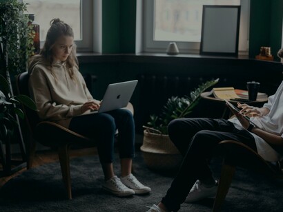O networking tem um papel estratégico em um mercado competitivo, mas sua utilização excessiva questiona o equilíbrio entre relações pessoais e profissionais