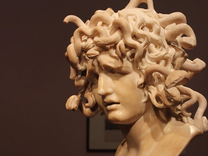 Testa di Medusa, Bernini, Musei Capitolini, Roma, Italia. Medusa era una gorgone, unica mortale della sua famiglia, devota alla dea Atena, figlia prediletta dello stesso Zeus
