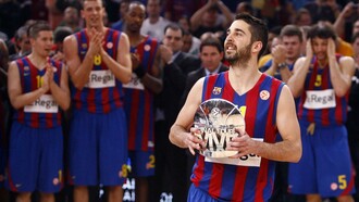 Uno de los muchos hitos de la «Bomba» Navarro: con el trofeo que lo acredita como MVP de la Final Four de 2010 en París