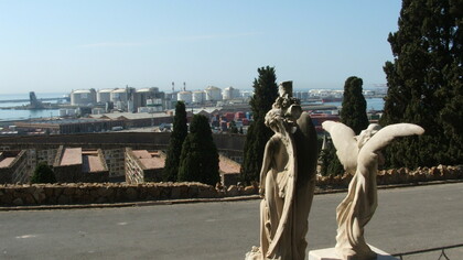 Cementerio de Montjuïc, diseñado por Leandre Albareda e inaugurado en 1883, alberga monumentos y esculturas modernas, modernistas, neogóticas, realistas y neo-egipcias que reflejan el patrimonio cultural y los valores históricos de la ciudad, Barcelona, España