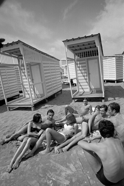 Bruno Barbey, Spiaggia di Ostia, 1964. Per gentile concessione di © Bruno Barbey / Magnum Photos