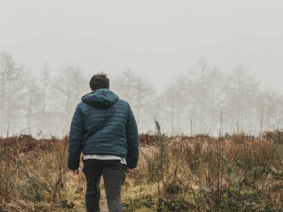 Assim, embora viver de forma autêntica seja mais exigente, é justamente esse caminho que nos conduz ao florescimento humano — a vida plena que só acontece quando ousamos ser quem somos