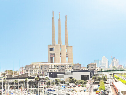 Martes 3 de abril de 1973. 
Ese día murió 
Manuel Fernández Márquez, 
obrero.
Pero no de cansancio, como morimos muchos.
Pero no de accidente de trabajo, como seguimos muriendo.
Pero no de hambre y de miedo, como quisieran que muriésemos.
Murió por gritar 
que no quería morir por nada de eso. San Adrián de Besós exposición norte. Barcelona, España