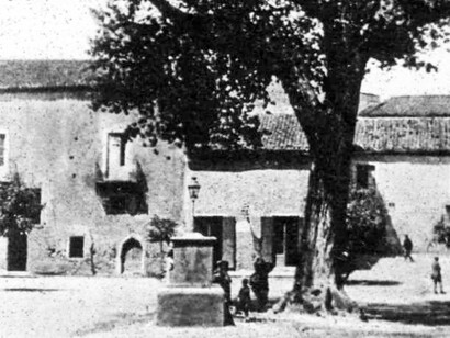 Galati Mamertino, piazza San Giacomo, anni Venti.  Al centro della piazza, l'abbeveratoio