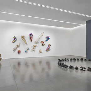 Lynda Benglis, Knotting, tying, folding, exhibition view. Courtesy of Pace Gallery