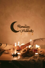 Uomo e donna islamici mangiano. Impatto delle tradizioni islamiche sull'integrazione europea: un'analisi critica