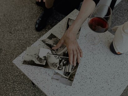 Fotografias ao lado da taça de vinho