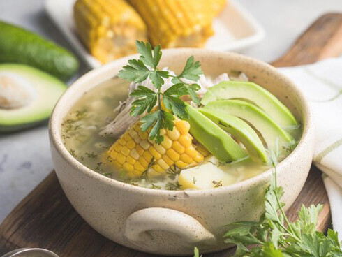 El ajiaco bogotano o santafereño es una sopa típica de la zona de Bogotá, Colombia