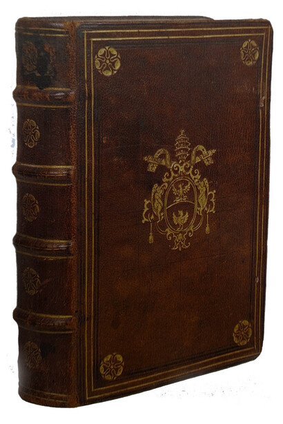 Legature, libro antico. Legatura con lo stemma di papa Paolo V (1605-1621)