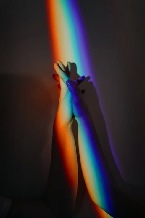 Sono tempi nei quali un’ombra cupa sembra attraversare gli animi che si sentono smarriti e incapaci di comprendere il silenzio del Bene