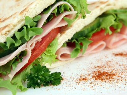 Tipica piadina romagnola con insalata e pomodoro