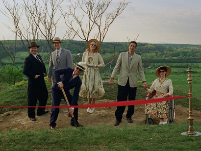 Attraverso la storia di un artista geniale e tormentato, The Brutalist svela le contraddizioni di una società che accoglie e respinge, promette e tradisce. Guy Pierce, Adrien Brody, Felicity Jones, Stacy Martin e Joe Alwyn in una scena del film
