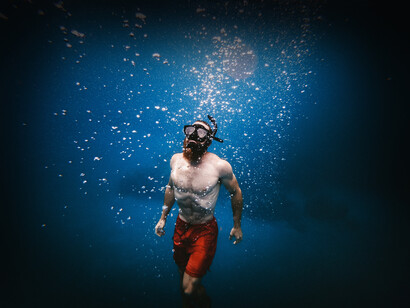 Hombre sumergido en el mar