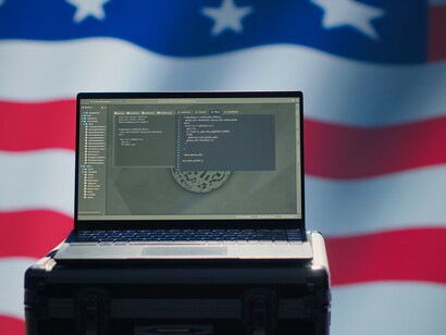 Laptop con bandiera USA sullo sfondo