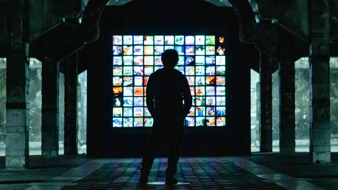 Trevor Paglen, Behold These Glorious Times! (¡Contemplad estos tiempos gloriosos!), 2024