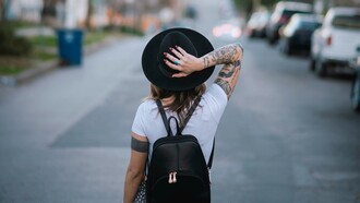 La sua figura era sempre accompagnata da un senso di ordine impeccabile, come se nulla fosse mai fuori posto