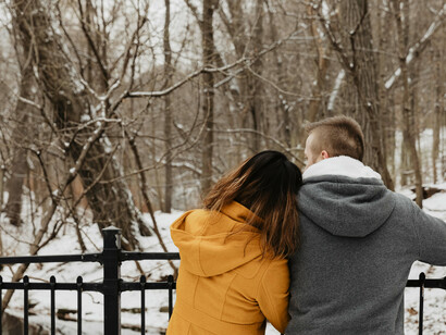Coppia di innamorati: la passione deve essere sempre più elevata per far crescere sempre più un amore dove il “Ti Amo…di più” diventa il perpetuare la felicità