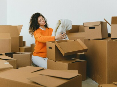 Em contrapartida, o sentimento de pertencimento pode nascer não da cidade em si, mas das pessoas que a habitam. Às vezes, o lugar é simples, tem pouca infraestrutura e quase nenhuma opção de lazer. Mesmo assim, algo diferente acontece: as pessoas são gentis, abertas, dispostas a ajudar. Aos poucos, a pessoa se sente parte daquele ambiente, cria vínculos reais e percebe que encontrou um tipo de acolhimento que nunca havia experimentado antes. No fim, é a convivência e o afeto que dão sentido ao lugar