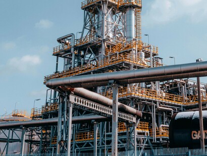 Plataforma de extração de petróleo. Logo em seguida, o químico considerou relevante a destilação e o fracionamento dos componentes do produto a partir da variação de temperatura e condensação. Entusiasmados com os resultados, George Bissel e Benjamim Silliman lançaram as bases para a criação da Seneca Oil Company. Nada mais nem menos que a primeira companhia de petróleo que se tem notícia. Um empreendimento do empresário James Townsend
