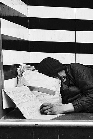 "Indigente durmiendo en un escalón", fotografía, Allan Warren, 2015