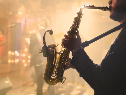 Le saxophone, un écho de la vie vibrante dans la nuit azur