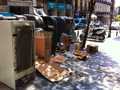 Muebles y electrodomésticos abandonados en las calles