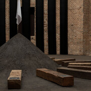 Luana Vitra, Bandeira branca, vista da exposição. Cortesia da Pinacoteca