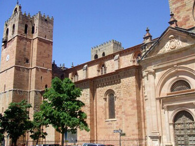 En el año 1124, tras la reconquista de Sigüenza por parte de Alfonso I el Batallador, se fundó un nuevo templo bajo la advocación de Santa María, como parte de los esfuerzos por consolidar el dominio cristiano en la zona. 
Catedral de Sigüenza, Guadalajara, Castilla-La Mancha, España 