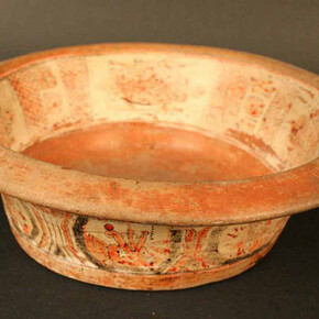 Fuente con representación pictórica

Materiales: Cerámica

Clásico Tardío 600- 900 d.C.

Medidas: 90 mm de alto