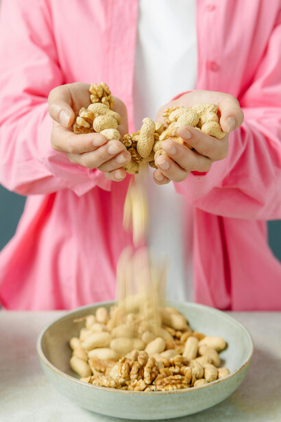 Las texturas más sólidas o complejas, como la de frutas enteras, ayudan a reducir el apetito al requerir más tiempo de masticación que los alimentos líquidos