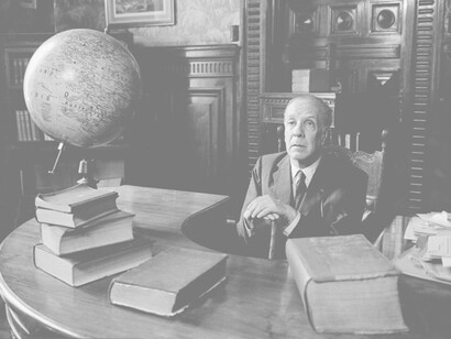 Jorge Luis Borges también fue bibliotecario, profesor, conferencista, crítico literario y traductor