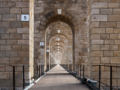 Chaque travée du viaduc en Haute-Marne en France, semble prolonger le regard vers un horizon invisible, dans un jeu d’ombres et de symétries hérité des grandes architectures industrielles du XIXe siècle