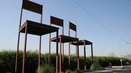 Memorial Tres Sillas, conmemorativo de la violación de los DDHH en Chile durante el régimen de Pinochet. En recuerdo de tres profesionales, Santiago Nattino, José Manuel Parada y Manuel Guerrero secuestrados  por agentes de la Dirección de Comunicaciones de Carabineros (DICOMCAR); sus cuerpos aparecieron degollados al día siguiente, el sábado 30 de marzo de 1985 en el mismo lugar donde hoy se levanta el memorial. Diseño de los arquitectos Rodrigo Mora Vega, Ángel Muñoz y el artista Jorge Lankin Vega, ganadores de concurso público convocado por el programa de Derechos humanos del Ministerio del Interior. Financiamiento de la obra por el Ministerio de Obras Públicas. Av. Américo Vespucio 849, 8660360 Renca, Región Metropolitana, Chile