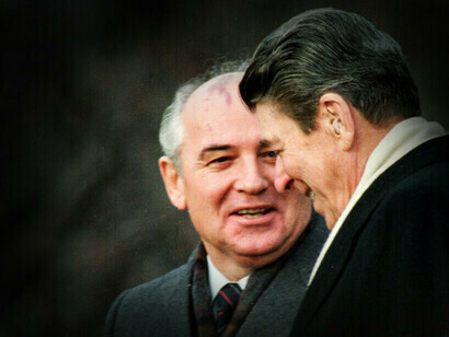 Mikhail Gorbachev, ex presidente dell'URSS, e Ronald Reagan, ex presidente degli Stati Uniti d'America