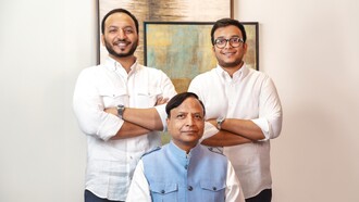 Mukesh Gupta, fondatore della Mukesh Art Gallery con i figli Rohit e Mohit Gupta; foto di Kritin Khandelwal