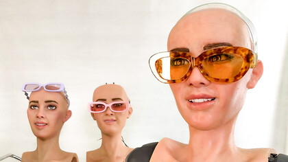 Trois soeurs robots. Pour avoir une conscience, le robot devrait être capable de recevoir et de reconnaître des sensations et des émotions à travers la perception visuelle, auditive et olfactive et de les traiter en étant capable d'identifier les relations qui existent entre son environnement et chaque individu