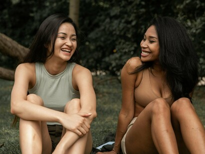 A escuta ativa é muito mais do que simplesmente “ouvir”. Trata-se de uma postura de presença, atenção e intenção genuína de compreender o outro. Isso envolve não apenas captar as palavras ditas, mas também estar atento aos sentimentos, gestos, tons de voz e, sobretudo, ao que não é dito. A escuta ativa exige paciência, empatia e ausência de julgamento


