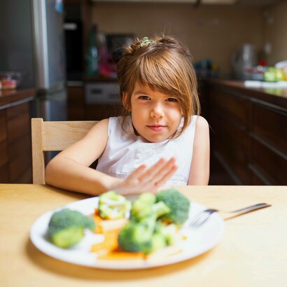 Bambina che rifiuta un piatto di verdure: "Questo è anche il momento in cui si consolidano le preferenze alimentari e offrire varietà di cibi aiuta ad evitare la selettività alimentare nei bambini"
