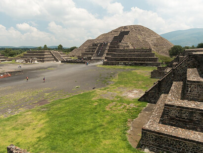 La Avenida de los Muertos (Miccaotli en náhuatl) es una avenida monumental que atraviesa la ciudad de Teotihuacan de norte a sur, con una longitud aproximada de 5 kilómetros