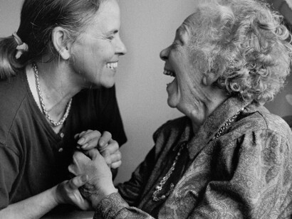 Una mujer con su madre anciana