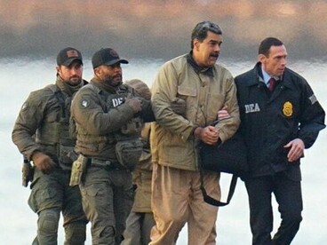 Nicolás Maduro é conduzido por agentes agentes estadounidenses após sua captura durante violação do território da Venezuela. O deslocamento sob escolta evidencia a dimensão extraordinária de uma operação que retirou à força o chefe de Estado venezuelano de seu país e o levou aos Estados Unidos para responder a acusações criminais