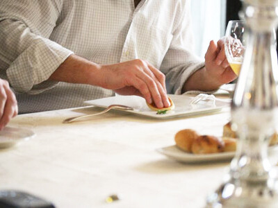 Prese dal cestino una fetta di pane, ne strappò un pezzetto, lo premette nel piatto immergendolo nell’olio rimasto e lo ruotò con decisione